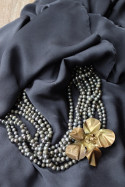 Collar de perlas cultivadas grises con flor de latón. Hecho artesanalmente en España por Sandra Bellew.