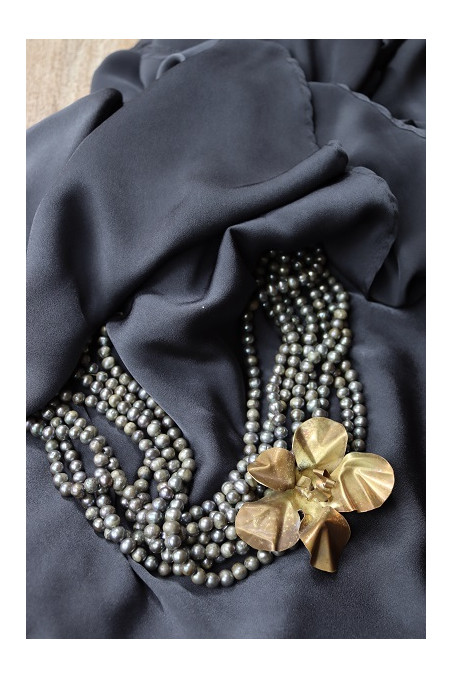 Collar de perlas cultivadas grises con flor de latón. Hecho artesanalmente en España por Sandra Bellew.