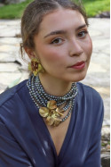 Collar de perlas cultivadas grises con flor de latón. Hecho artesanalmente en España por Sandra Bellew.