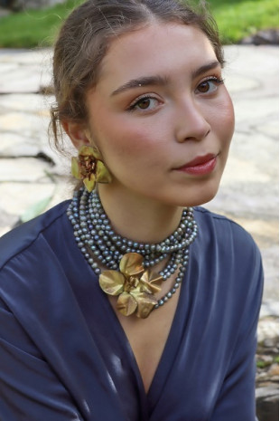 Collar perlas grises con flor