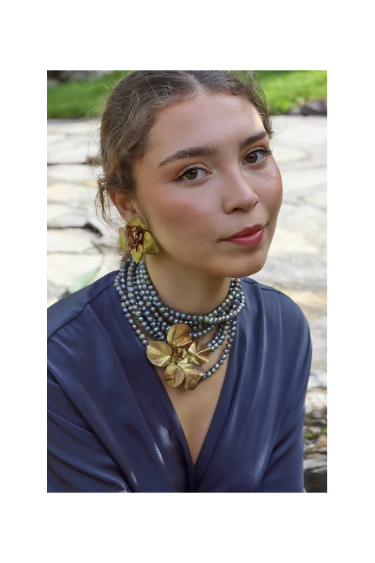 Collar de perlas cultivadas grises con flor de latón. Hecho artesanalmente en España por Sandra Bellew.