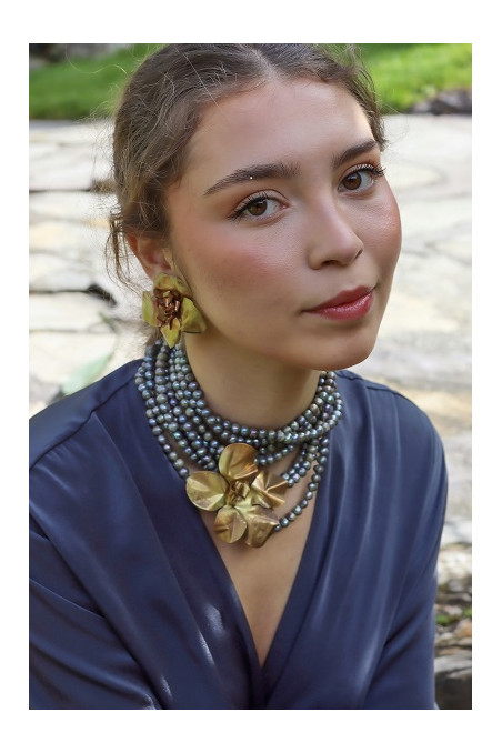 Collar de perlas cultivadas grises con flor de latón. Hecho artesanalmente en España por Sandra Bellew.