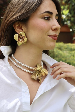 Collar de perlas blancas...