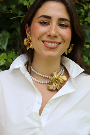 Collar de perlas blancas...