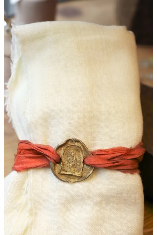 Pulsera rústica de Santa Marta en latón. Hecha artesanalmente en España por Sandra Bellew.