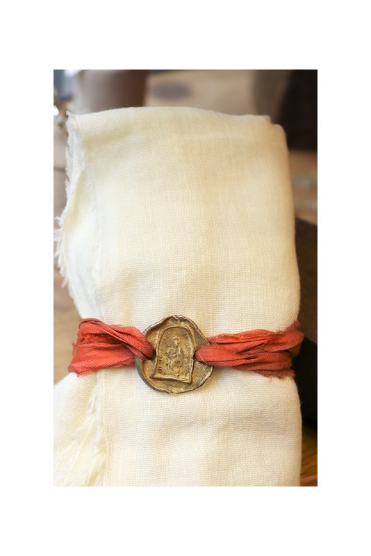 Pulsera rústica de Santa Marta en latón. Hecha artesanalmente en España por Sandra Bellew.