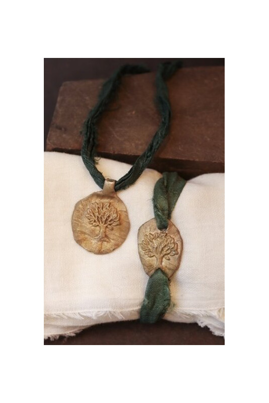 Pulsera rústica del árbol de la vida en latón. Hecha artesanalmente por Sandra Bellew.