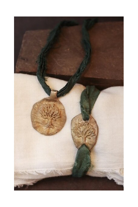 Pulsera rústica del árbol de la vida en latón. Hecha artesanalmente por Sandra Bellew.