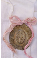 Medalla rústica de la Virgen Milagrosa en latón para cuna. Hecha artesanalmente en España por Sandra Bellew.