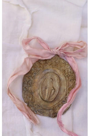 Medalla rústica de la Virgen Milagrosa en latón para cuna. Hecha artesanalmente en España por Sandra Bellew.
