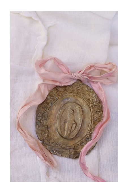 Medalla rústica de la Virgen Milagrosa en latón para cuna. Hecha artesanalmente en España por Sandra Bellew.