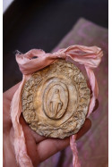 Medalla rústica de la Virgen Milagrosa en latón para cuna. Hecha artesanalmente en España por Sandra Bellew.