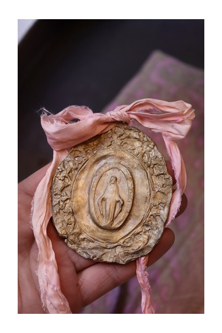 Medalla rústica de la Virgen Milagrosa en latón para cuna. Hecha artesanalmente en España por Sandra Bellew.