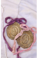 Medalla rústica de la Virgen Milagrosa en latón para cuna. Hecha artesanalmente en España por Sandra Bellew.