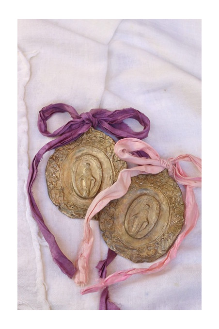 Medalla rústica de la Virgen Milagrosa en latón para cuna. Hecha artesanalmente en España por Sandra Bellew.