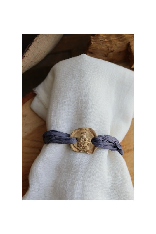 Pulsera de la Virgen de la Alegría en latón. Hecha artesanalmente por Sandra Bellew.