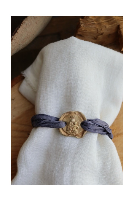 Pulsera de la Virgen de la Alegría en latón. Hecha artesanalmente por Sandra Bellew.