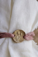 Pulsera de Santa Ana en latón. Hecha artesanalmente por Sandra Bellew.
