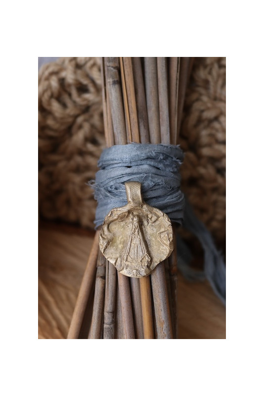 Medalla rústica de la Virgen de Begoña para ramo de novia en latón. Hecha artesanalmente en España por Sandra Bellew.