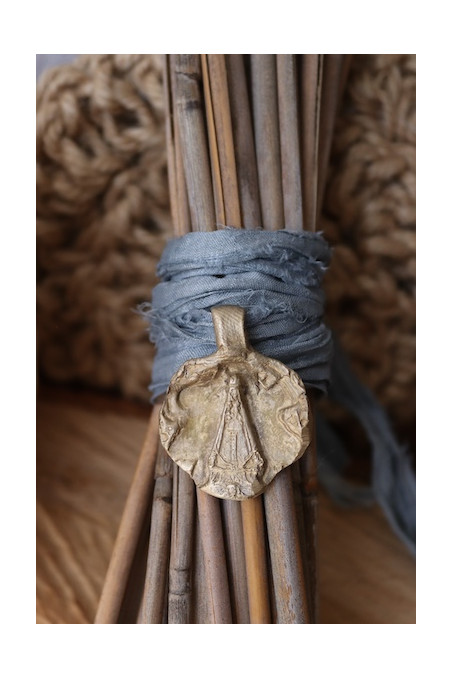 Medalla rústica de la Virgen de Begoña para ramo de novia en latón. Hecha artesanalmente en España por Sandra Bellew.