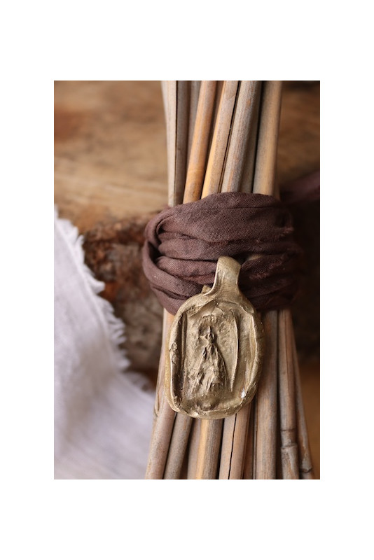 Medalla rústica de la Virgen Blanca para ramo de novia en latón. Hecha artesanalmente en España por Sandra Bellew.