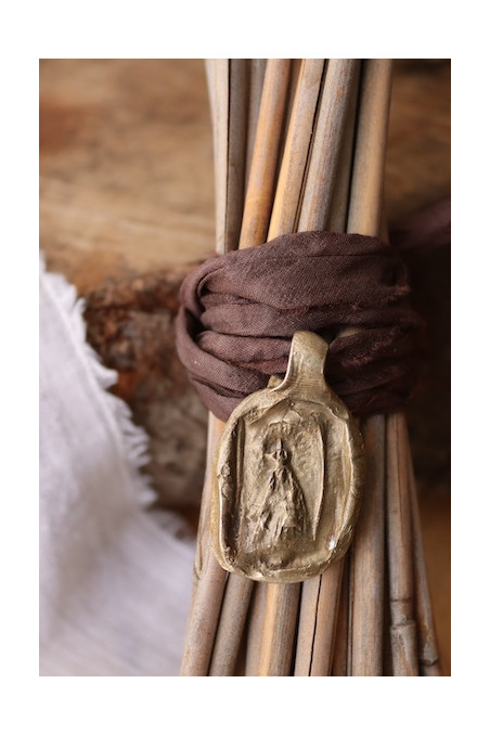 Medalla rústica de la Virgen Blanca para ramo de novia en latón. Hecha artesanalmente en España por Sandra Bellew.
