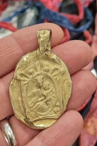 Medalla rústica escapulario en latón. Hecha artesanalmente en España por Sandra Bellew