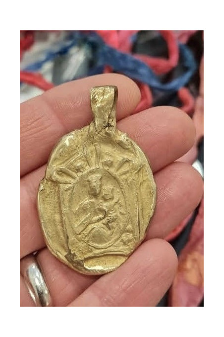Medalla rústica escapulario en latón. Hecha artesanalmente en España por Sandra Bellew
