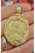 Medalla rústica escapulario en latón. Hecha artesanalmente en España por Sandra Bellew