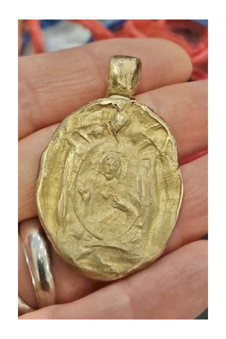 Medalla rústica escapulario en latón. Hecha artesanalmente en España por Sandra Bellew