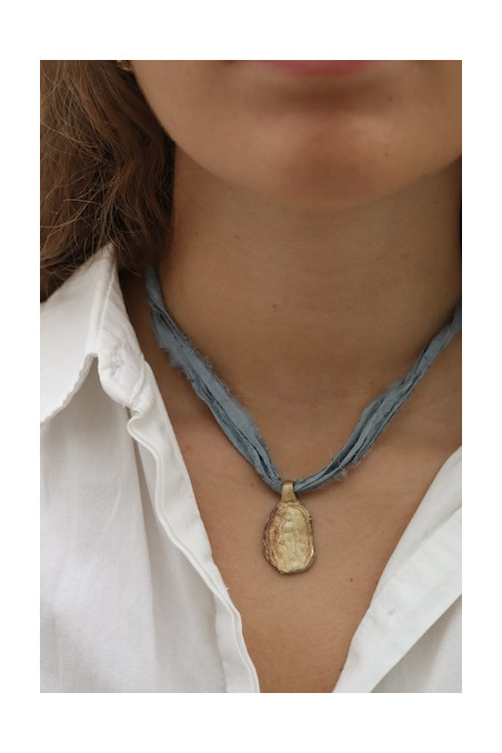 Medalla rústica de la Virgen Milagrosa en lató. Hecha artesanalmente en España por Sandra Bellew.
