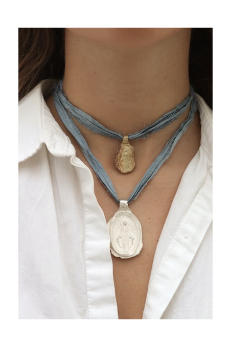 Medalla rústica de la Virgen Milagrosa en latón y en plata. Hecha artesanalmente en España por Sandra Bellew.