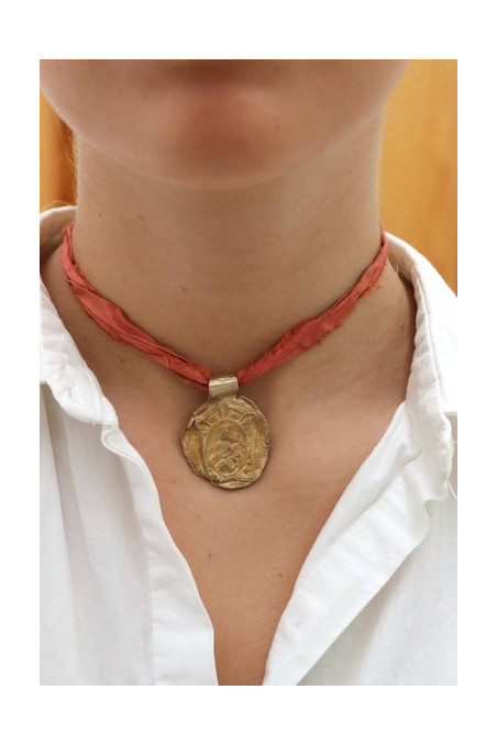 Medalla de la  Virgen del Carmen en latón. Hecha artesanalmente por Sandra Bellew