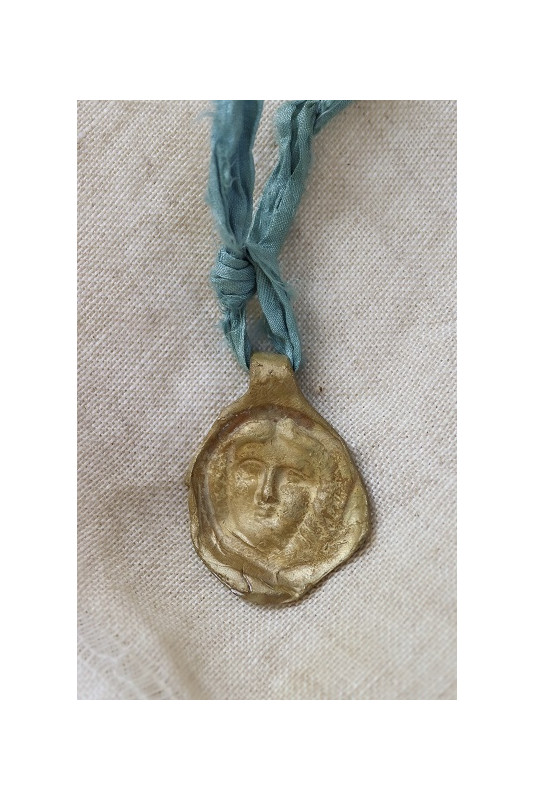 Colgante rústico de Medusa en latón. Hecho artesanalmente por Sandra Bellew.