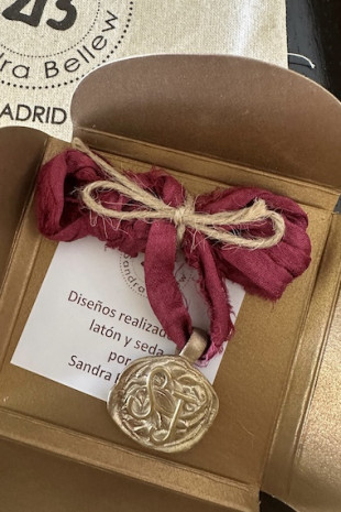 Colgante rústico con dos iniciales en latón. Hecho artesanalmente en España por Sandra Bellew.