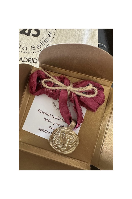 Colgante rústico con dos iniciales en latón. Hecho artesanalmente en España por Sandra Bellew.