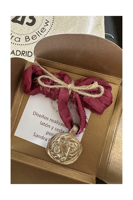 Colgante rústico con dos iniciales en latón. Hecho artesanalmente en España por Sandra Bellew.