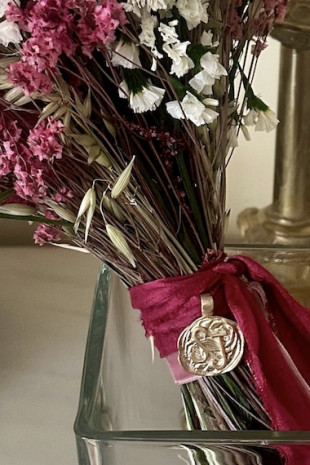 Colgante rústico con dos iniciales en latón. Hecho artesanalmente en España por Sandra Bellew.