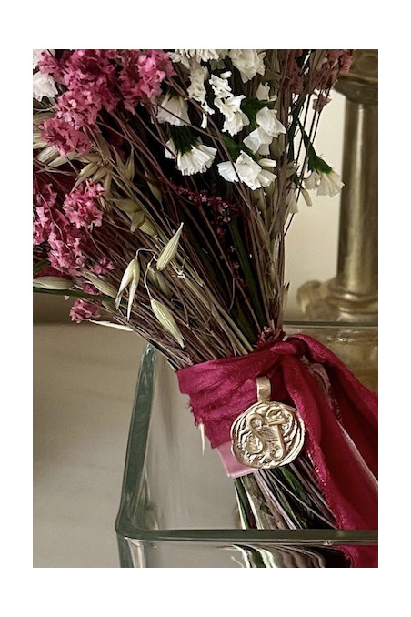 Colgante rústico con dos iniciales en latón. Hecho artesanalmente en España por Sandra Bellew.