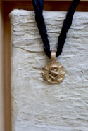 Colgante con inicial en latón. Hecho artesanalmente por Sandra Bellew.