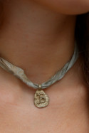 Colgante con inicial en latón. Hecho artesanalmente por Sandra Bellew.