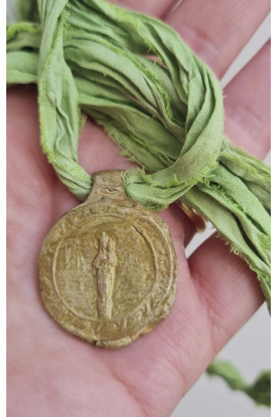 Medalla rústica  de la Virgen del Pilar para ramo en latón. Hecha artesanalmente por Sandra Bellew.
