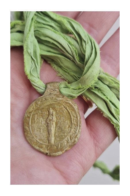 Medalla rústica  de la Virgen del Pilar para ramo en latón. Hecha artesanalmente por Sandra Bellew.