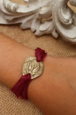 Pulsera Virgen del Pilar en latón. Hecha artesanalmente por Sandra Bellew