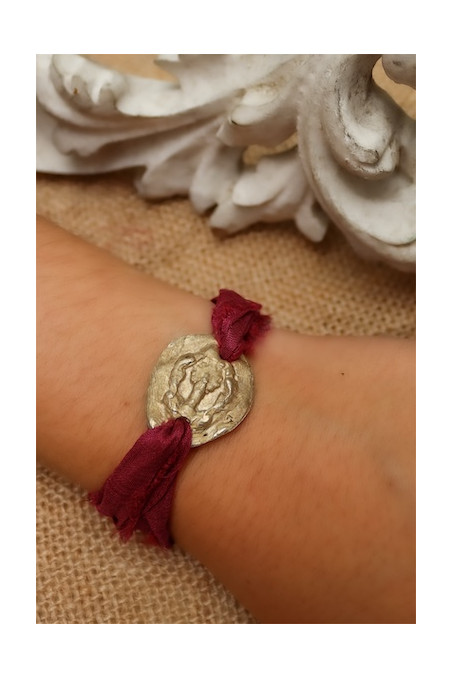 Pulsera Virgen del Pilar en latón. Hecha artesanalmente por Sandra Bellew
