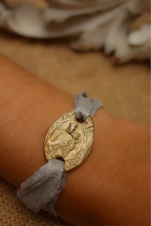 Pulsera Virgen del Carmen en latón. Hecha artesanalmente por Sandra Bellew