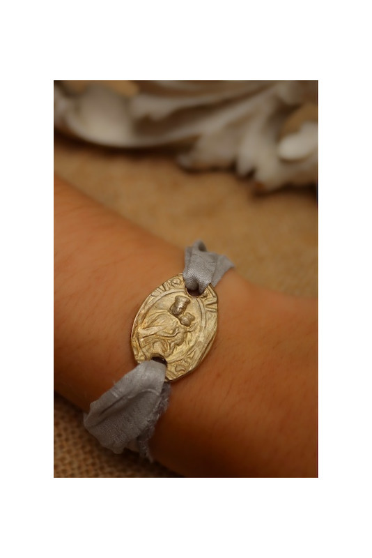 Pulsera rústica de la Virgen del Carmen en latón. Hecha artesanalmente en España por Sandra Bellew