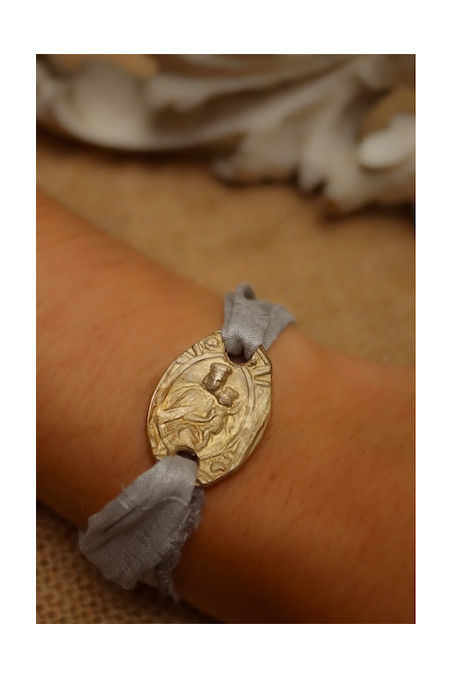 Pulsera Virgen del Carmen en latón. Hecha artesanalmente por Sandra Bellew