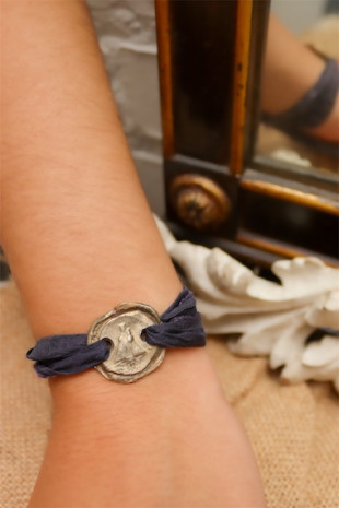 Pulsera de la Virgen de Covadonga en latón. Hecha artesanalmente por Sandra Bellew