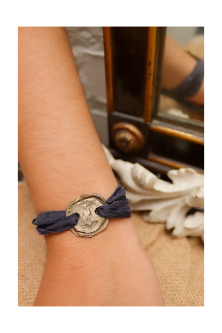 Pulsera de la Virgen de Covadonga en latón. Hecha artesanalmente por Sandra Bellew